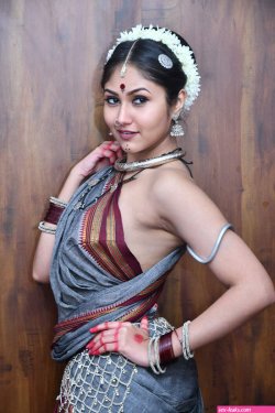 boudi saree without blouse nipple pic