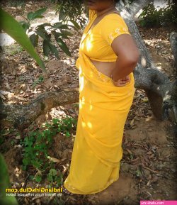 aunty pavada lifted photos