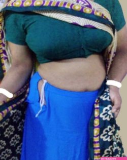 aunty pavada lifted photos