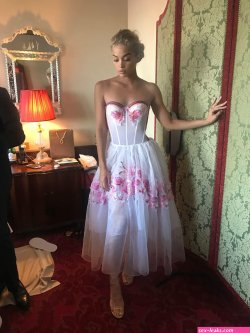 jasmine sanders flaunts her sexy legs in los angeles