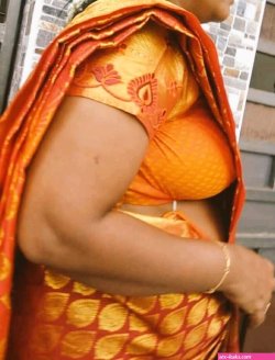 real life aunty saree side boobs twitter