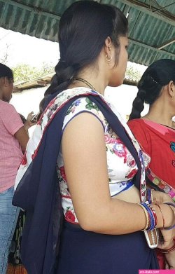 real life aunty saree side boobs twitter