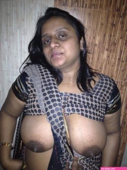 real life aunty saree side boobs twitter