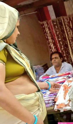 real life aunty saree side boobs twitter