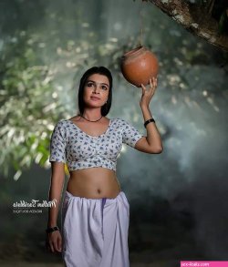 real life aunty saree side boobs twitter