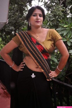 real life aunty saree side boobs twitter