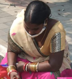 real life aunty saree side boobs twitter