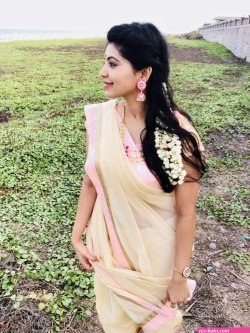 real life aunty saree side boobs twitter