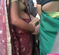real life aunty saree side boobs twitter