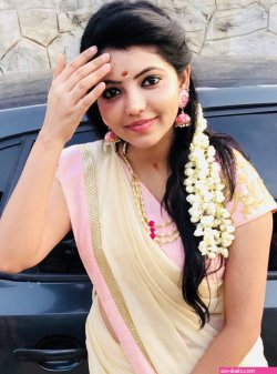 real life aunty saree side boobs twitter
