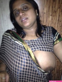 real life aunty saree side boobs twitter