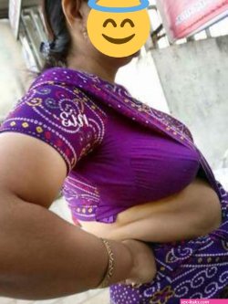 real life aunty saree side boobs twitter