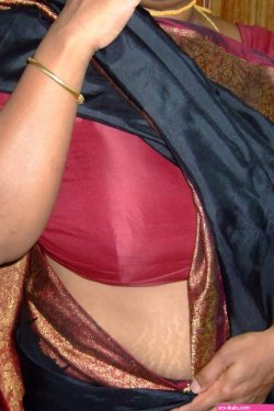 real life aunty saree side boobs twitter