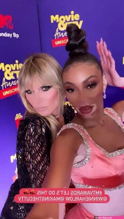 charli xcx flaunts her sexy legs and butt at the 2021 mtv video music awards