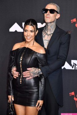 charli xcx flaunts her sexy legs and butt at the 2021 mtv video music awards
