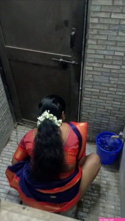 Desi bhabhi pissing in open toilet video