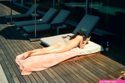 Kendall Jenner Shares Photo of Herself Sunbathing Completely Nude