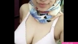 Mahasiswi Jilbab Sange Telanjang di Rumah