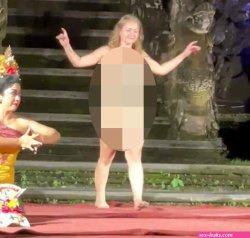 Viral Bule Jerman Telanjang di Panggung Saat Pertunjukan Tari Bali