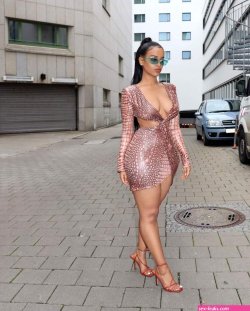 Sexy Ethiopian Instagram Babe SamHailu Reveals Boobs and Cleavage in Seductive Attire: Hot Pictures