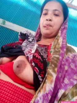 Muslim Bhabhi nude pics for the first time