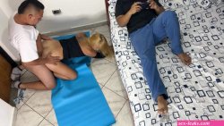 Me gusta que el masajista me masajee el culo y la raja delante de mi cornudo esposo NTR Netorare ver en lnea
