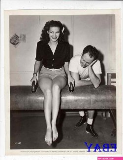 Yvonne De Carlo sexy leggy barefoot VINTAGE Photo circa 1947