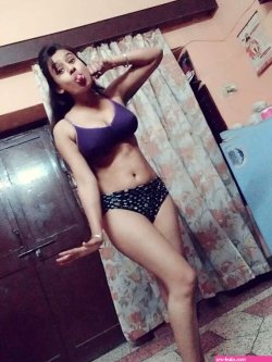 Big Naturals Tits Girl Topless Pics
