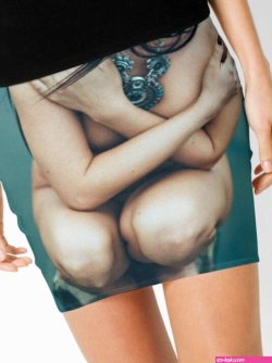 Minifalda for Sale con la obra Mujeres Desnudas Sexy