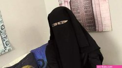 Niqab babe needs to learn Czech