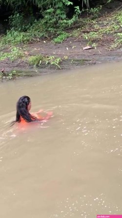 Tamil aunty bath nude in River