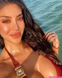 .: 25-year-old British model Summer Monteys-Fu