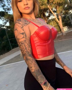 Instagram model fired from waitressing job for being too pretty now makes 60k a