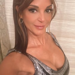 Eva Larue Sexy Selfie Photos Showing Off Her Hot Cleavage