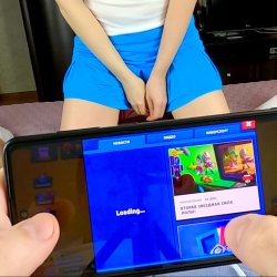 He playing in Brawl Stars and Stepsister asked to rate her blowjob skills! And she seduces her and suck his hard cock! POV 4K