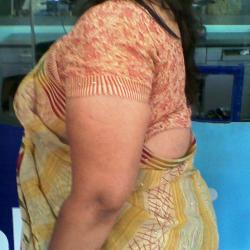 gand aunty saari pic
