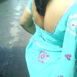 gand aunty saari pic