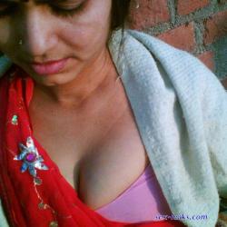 indian aunty clevage hot photo