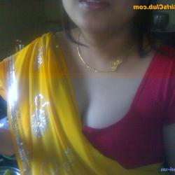 indian aunty clevage hot photo