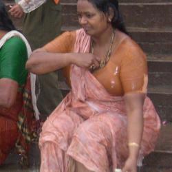 indian aunty clevage hot photo