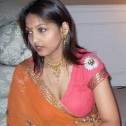 indian aunty clevage hot photo