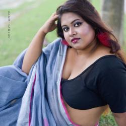 indian aunty clevage hot photo