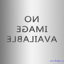 le homme le baise en image