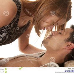 le homme le baise en image