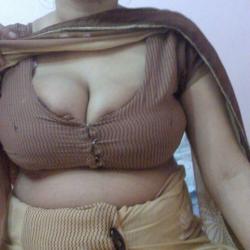 desi wife showing cleavage photos