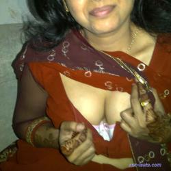 desi wife showing cleavage photos