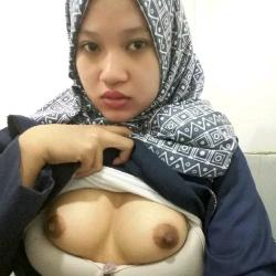 jilbab pamer susu