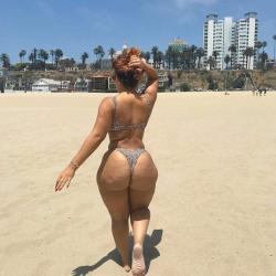 naked mature big booty stretching ass pussy