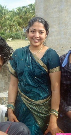 aunty in wet blouse image